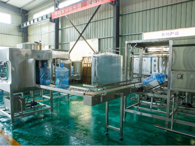 礦泉水生產(chǎn)線機(jī)器 礦泉水生產(chǎn)線機(jī)器